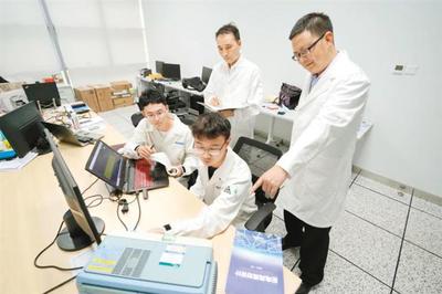 在南瑞集團-西安交大新型電力系統聯合研發中心,科研人員正在開展研發工作。 (西安交大供圖)